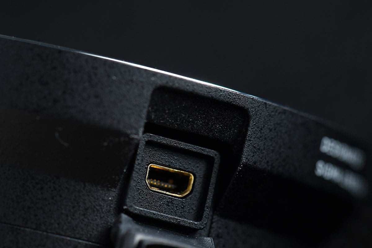 Canon 鏡頭可以通過轉接環用在 Sony 的 A7 系列相機，尤其 A7II 之後的機款配備相位對焦，轉接自動對焦速度更加相當不錯。市面上有不少 Canon EF 轉 Sony FE 的自動對焦轉接環選擇，Techart TCS-04 就是最新推出的一款，不支援對焦速度較慢的反差式對焦，不過就提供了更快的純相位對焦能力，而且可以通過特製 Fn 功能按鈕來適應不同鏡頭，今次就測試一下實際轉接對焦效果，亦都會同主流的其他幾款轉接環比較一下表現。