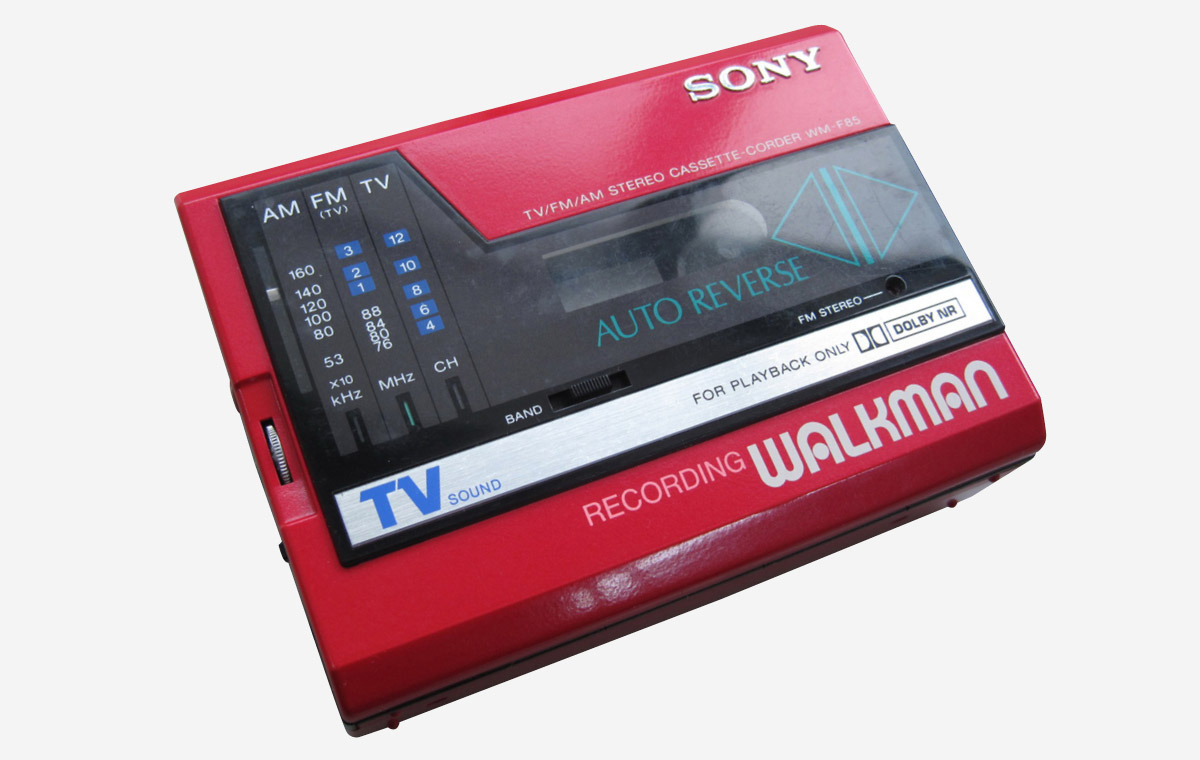 今日提到隨身聽老大哥，可能不少人會答 Apple iPod，又有幾多人還記得是 Walkman 創先河？其實 Walkman 被喻為是過去半世紀最偉大的音響發明，它亦曾經是人們成長的重要印記，絕對稱得上集體回憶，Walkman 這段歷史是不會被忘記的。