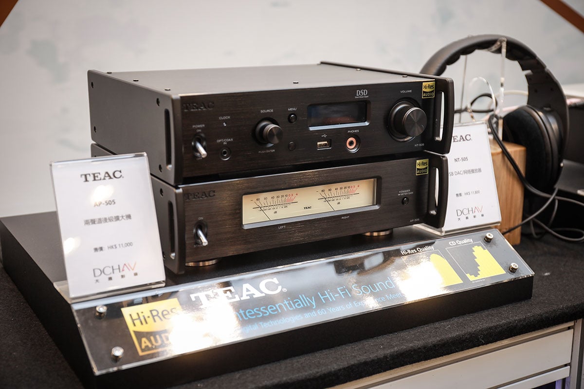 TEAC 的 Reference 500 系列由上一代的 UD-503 等機款已經好受歡迎，更新到現在 UD-505、NT-505 之後功能及規格都更強更為吸引。在早前的灣仔視聽展我們就找到 Esoteric/TEAC 國際行銷經理杉浦烈（Tsuyoshi Sugiura）先生，分享一下新推出的 AP-505 有咩吸引、NT-505 和 UD-505 之間又應該點樣選擇；另外，原來 Reference 500 系列仲會有新機推出！