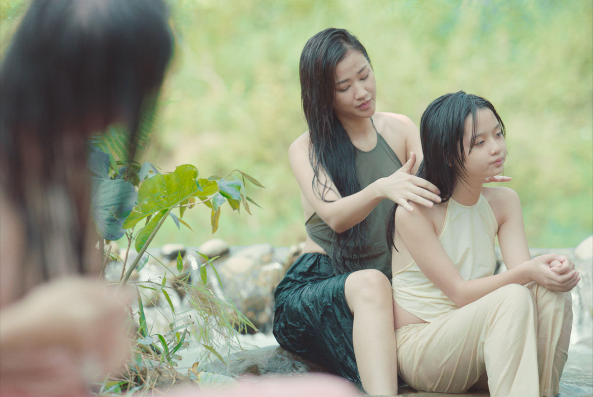 《小三妻》是為數不多能在本地公映的越南電影之一，而且還要是一部「情慾片」。其最具爭議性的地方是起用了年僅 12 歲的阮芳茶媚擔任女主角，由於戲中不乏性愛場面，在越南公映時，惹來不少觀眾投訴，結果影片上映了僅 4 天便落畫。反之在外地，《小三妻》卻有相當不俗的回響，只能說東西方的文化差異也太大了。