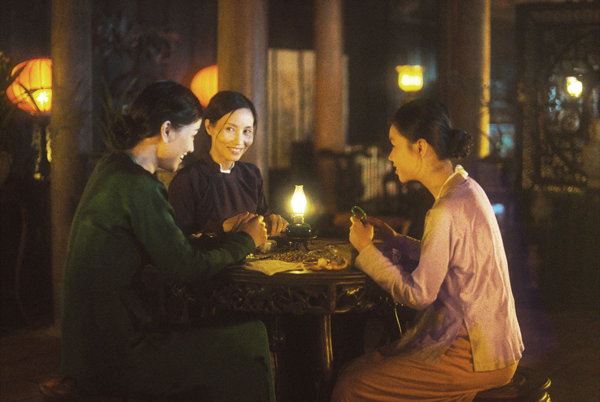 《小三妻》是為數不多能在本地公映的越南電影之一，而且還要是一部「情慾片」。其最具爭議性的地方是起用了年僅 12 歲的阮芳茶媚擔任女主角，由於戲中不乏性愛場面，在越南公映時，惹來不少觀眾投訴，結果影片上映了僅 4 天便落畫。反之在外地，《小三妻》卻有相當不俗的回響，只能說東西方的文化差異也太大了。