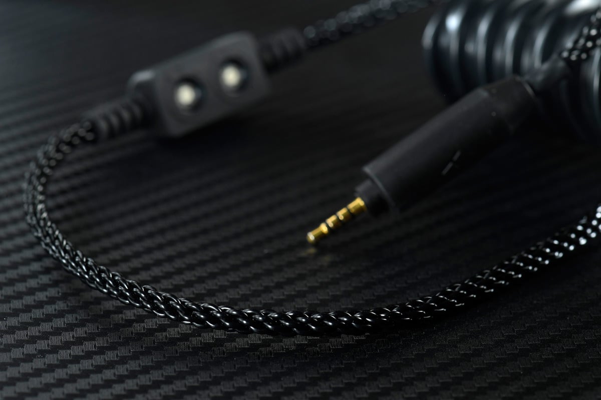 韓國品牌 Astell&Kern 一直專注發展高品質 DAP 產品，在 head-fi 界贏盡掌聲，亦跟不少頂級耳機品牌合作推出耳機。最近再與 JH Audio 聯乘推第 3 代旗艦耳機作品 Layla AION，於美國佛羅里達州製造，由經驗豐富的專業工程團隊負責，耳機的內部結構跟以往大不同，而外殼亦由以往的金屬改為碳纖壓縮成形，比上代大幅瘦身，帶來前所未有的舒適佩戴感。