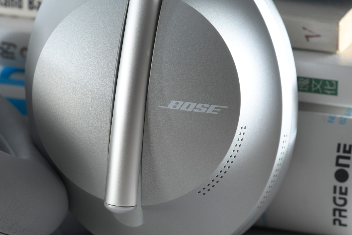 Bose 的 QuietComfort 35 II 藍牙降噪耳機，一直以來深得用家歡迎，最近廠方加推多一款 Bose 700，它並非用來取代 QC35 II，兩者設計完全不同，而且功能更加強勁，能夠照顧到不同用家的需要。