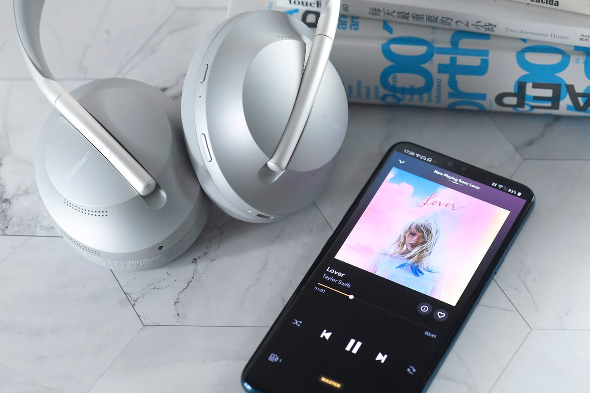Bose 的 QuietComfort 35 II 藍牙降噪耳機，一直以來深得用家歡迎，最近廠方加推多一款 Bose 700，它並非用來取代 QC35 II，兩者設計完全不同，而且功能更加強勁，能夠照顧到不同用家的需要。