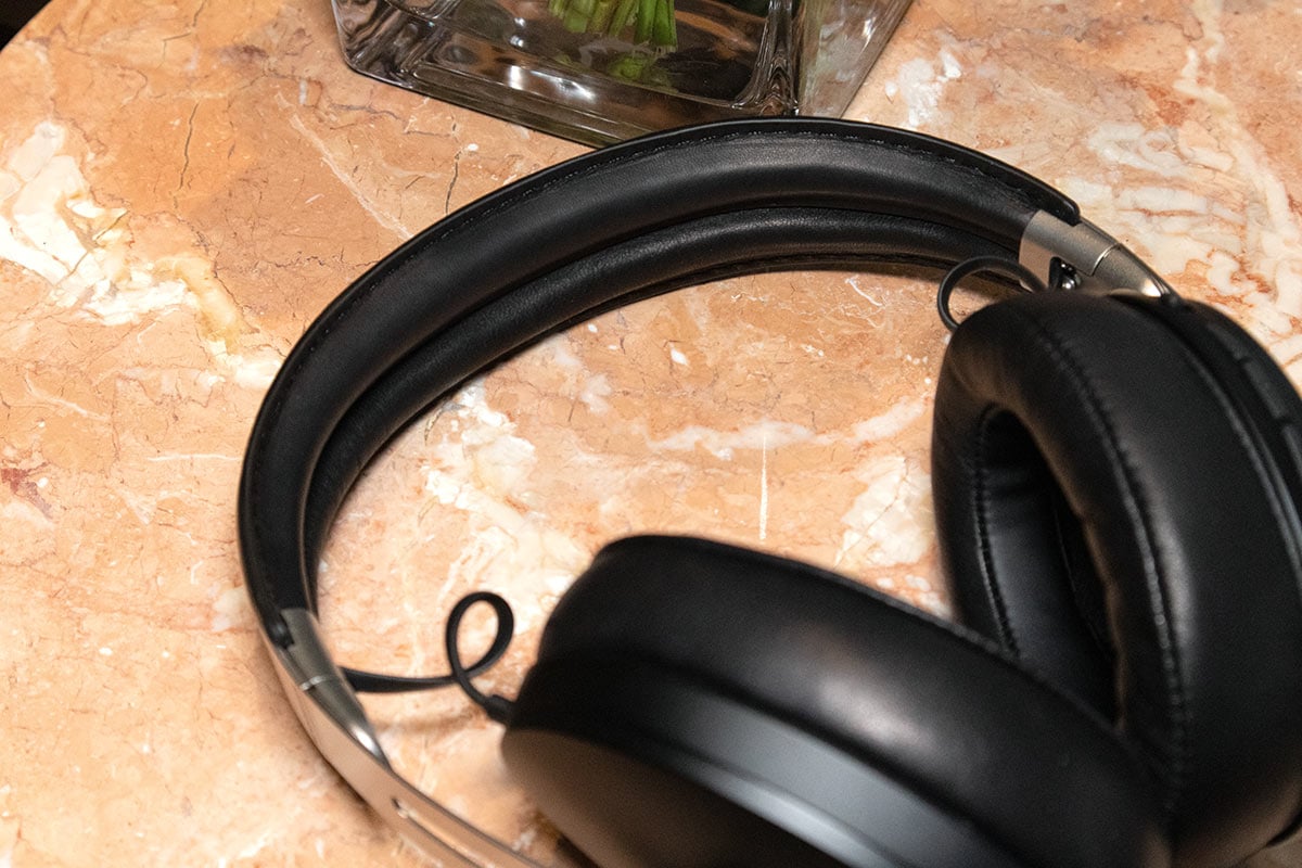 講起頭戴式降噪耳機，第一時間可能想到 Bose 或 Sony，但其實德國老牌 Sennheiser 在這個領域也有不少經驗，旗下的經典系列 Momentum Wireless 已推出到第 3 代，並承了上代的主動式降噪功能和可摺疊式設計之外，今代首次加入自動開關及智能暫停功能，能夠感應用家的動作，只要將耳機打開，便會即時啟動；若除下或摺疊耳機，音樂便會自動停止播放，而戴上後則繼續播放。