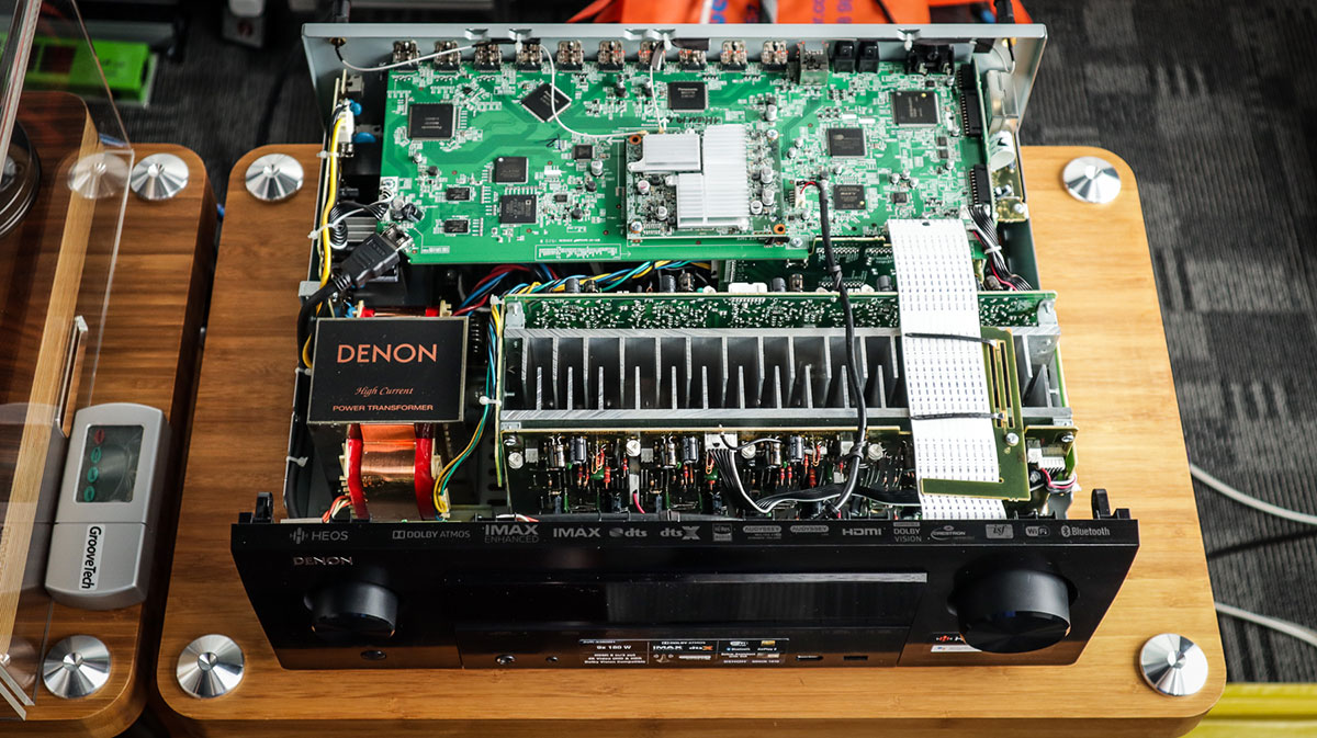 A/V 擴音機升級好多時都係功能、電路、組件等的提升，今次 Denon 新推出的 AVR-X3600H 就相當有誠意，比起上代 7.2 聲道的 AVR-X3500H 增加了 2 組放大輸出、升級到 9.2 聲道， 而且支援處理聲道更大增 4 組到 11.2 聲道。用家有需要的話加部後級就玩到 7.2.4，日後想繼續升級都好方便。此外新機亦都新增了 Dolby Atmos Height Virtualizer，亦都係 Denon 最入門而又支援 IMAX Enhanced 的機款，功能及規格方面直逼同門師兄 AVR-X4500H。