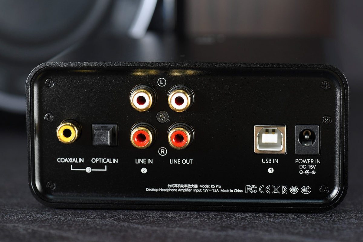 FiiO 的 DAP 大家見得多，K5 PRO 是 FiiO 首款座檯式 USB DAC 解碼連耳擴，千元出頭的入門價錢就買到。繼承了前作 K5 的耳擴功能，不過就加入了 32bit/768kHz、DSD512 的強勁解碼能力。加上光纖、同軸甚至 RCA 輸入，除了連接耳機之外亦都提供 RCA 輸出方便連接主動式喇叭，讓 K5 Pro 可以作為桌面一個小型的 CAS 音訊中樞，駁通各種器材。