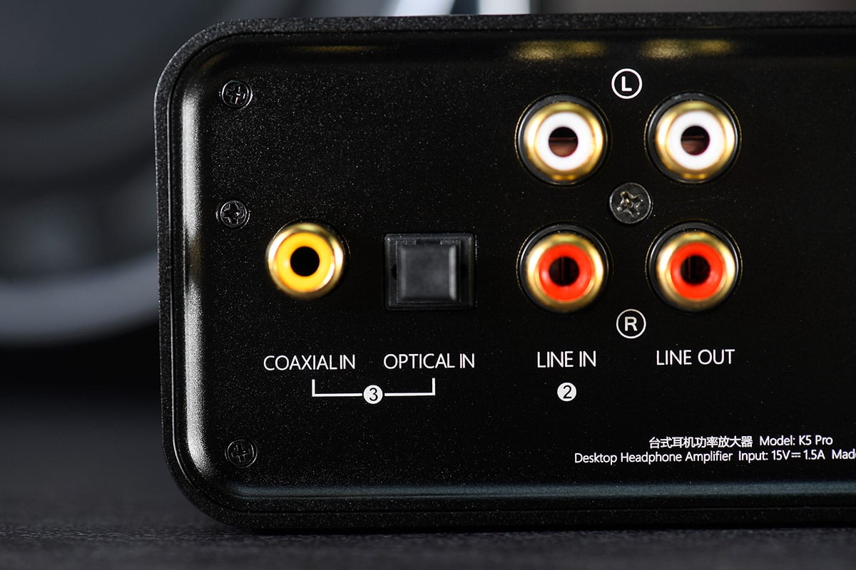 FiiO 的 DAP 大家見得多，K5 PRO 是 FiiO 首款座檯式 USB DAC 解碼連耳擴，千元出頭的入門價錢就買到。繼承了前作 K5 的耳擴功能，不過就加入了 32bit/768kHz、DSD512 的強勁解碼能力。加上光纖、同軸甚至 RCA 輸入，除了連接耳機之外亦都提供 RCA 輸出方便連接主動式喇叭，讓 K5 Pro 可以作為桌面一個小型的 CAS 音訊中樞，駁通各種器材。