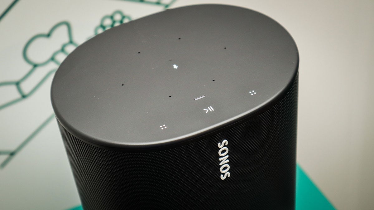Sonos 最新推出的 Move 是一款可以適合在戶外使用的喇叭，黑色橢圓形設計，堅固耐用的外殼支援防撞、防雨、防潮、防塵、防污，亦可抵受紫外光及極端溫度，防護等級達到 IP56。Move 本身具備了 Sonos 強大的網絡音樂串流功能，支援過百個音樂串流平台，包括 TIDAL、Spotify 以及 AirPlay 2 等等，也是 Sonos 首款搭載藍牙功能的網絡喇叭。
