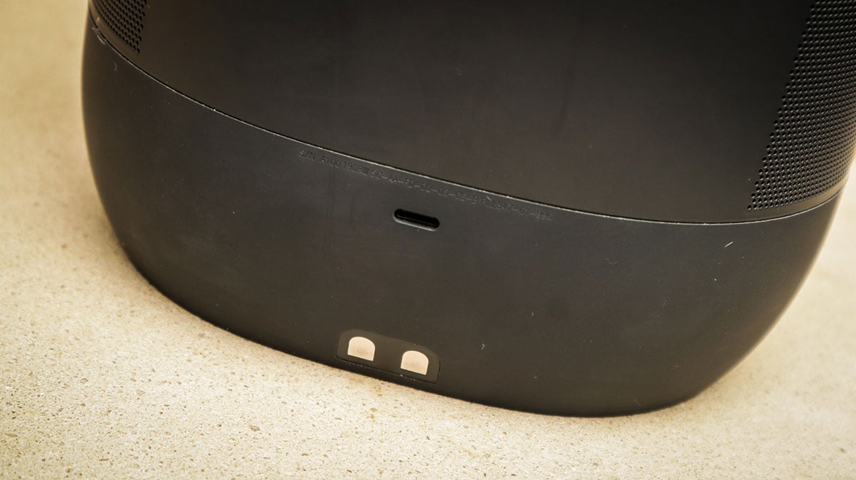 Sonos 最新推出的 Move 是一款可以適合在戶外使用的喇叭，黑色橢圓形設計，堅固耐用的外殼支援防撞、防雨、防潮、防塵、防污，亦可抵受紫外光及極端溫度，防護等級達到 IP56。Move 本身具備了 Sonos 強大的網絡音樂串流功能，支援過百個音樂串流平台，包括 TIDAL、Spotify 以及 AirPlay 2 等等，也是 Sonos 首款搭載藍牙功能的網絡喇叭。