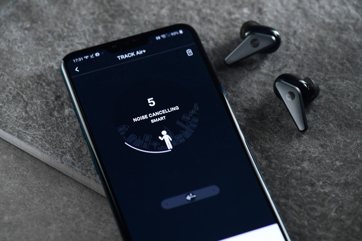 真無線耳機的發展已很成熟，用家對它的要求也變得更高。丹麥音響品牌 Libratone 推出的 Track Air+ 具備智能降噪、防水防塵、全日電量、無線充電、aptX 編碼、低延遲傳輸及觸控操作等等，幾乎你想得到的功能和技術它都全部都有。