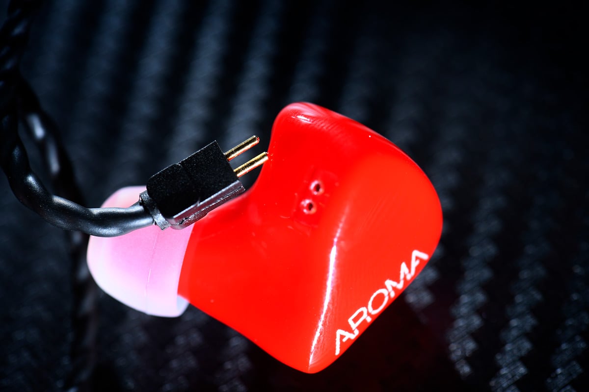 本地品牌 AROMA Audio 在耳機領域上的發展非常積極，當中最注目的，非旗艦型號無雙莫屬，結合了品牌多年來的技術和對聲音的獨特理解，贏盡口碑。AROMA Audio 也不忘照顧新手玩家的需要，因此誕生了八音盒系列的入門作 Star | 星（簡稱：Star），紅色機身相當搶眼，雖然只有一枚動鐵單元，但音質都有返咁上下，絕對是入門初燒之選。