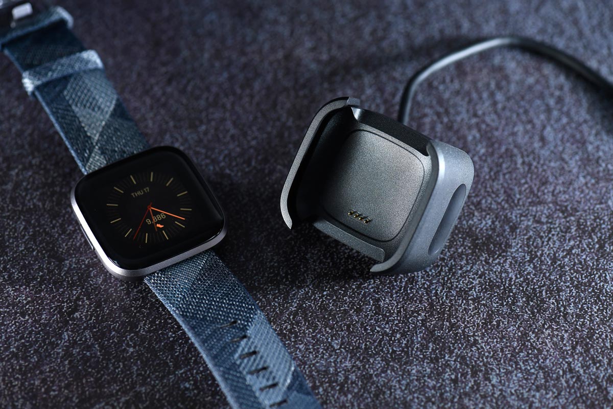 Fitbit 為 Versa 推出第二代智能手錶，命名為 Versa 2，提供 PurePulse 全天候心率追蹤、超過 15 種運動模式、GPS 連線，更支援 50 米防水功能，可以戴住游水。Versa 2 是品牌首次在手錶上內置收音咪，並預載 Spotify App 及創新睡眠管理功能。更重要是，新錶主打超長續航力，增加電量可連續使用超過 6 日。