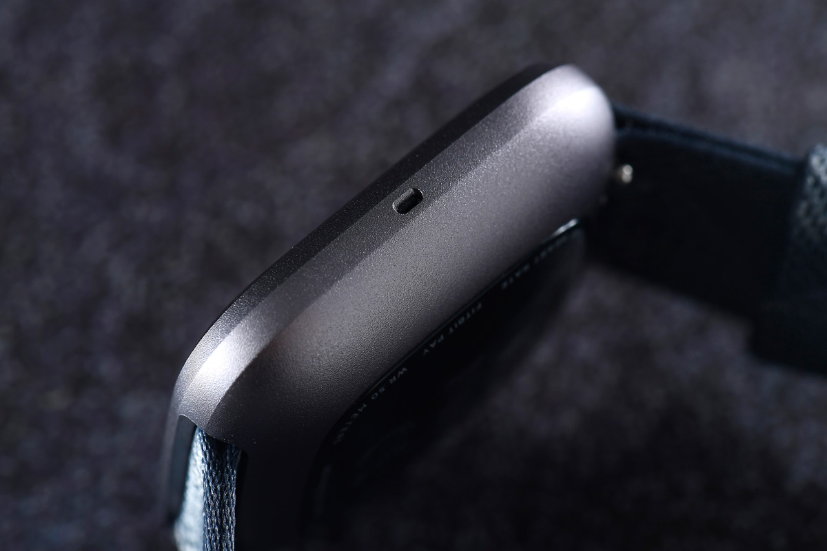 Fitbit 為 Versa 推出第二代智能手錶，命名為 Versa 2，提供 PurePulse 全天候心率追蹤、超過 15 種運動模式、GPS 連線，更支援 50 米防水功能，可以戴住游水。Versa 2 是品牌首次在手錶上內置收音咪，並預載 Spotify App 及創新睡眠管理功能。更重要是，新錶主打超長續航力，增加電量可連續使用超過 6 日。