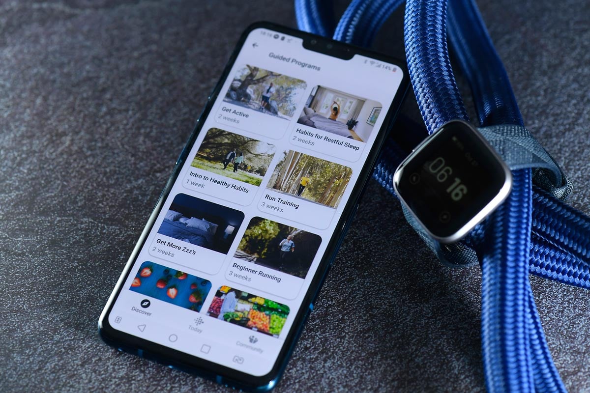 Fitbit 為 Versa 推出第二代智能手錶，命名為 Versa 2，提供 PurePulse 全天候心率追蹤、超過 15 種運動模式、GPS 連線，更支援 50 米防水功能，可以戴住游水。Versa 2 是品牌首次在手錶上內置收音咪，並預載 Spotify App 及創新睡眠管理功能。更重要是，新錶主打超長續航力，增加電量可連續使用超過 6 日。