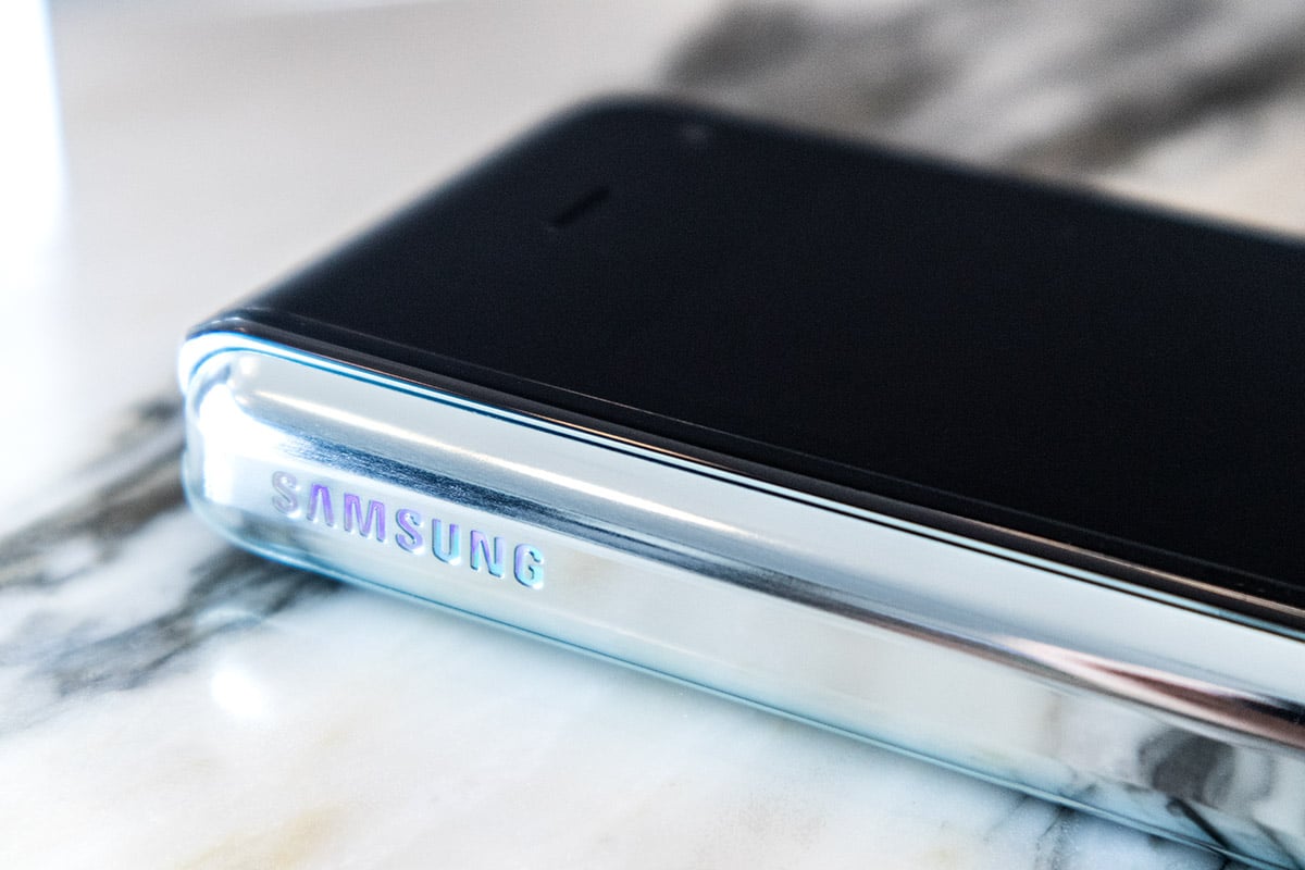 既是手機，亦是平板電腦，Samsung 摺疊式屏幕手機 Galaxy Fold 早前在外國接連發生屏幕質量問題，需重新設計並推遲推出。最新推出的改良版僅在少量國家發售，香港是其中一個，將於 11 月 22 日正式開賣，售價為 $15,998，跟機附送 Galaxy Buds 真無線耳機、碳纖維保護殼，以及 24 小時線上文字即時對話，也會有專屬諮詢熱線。