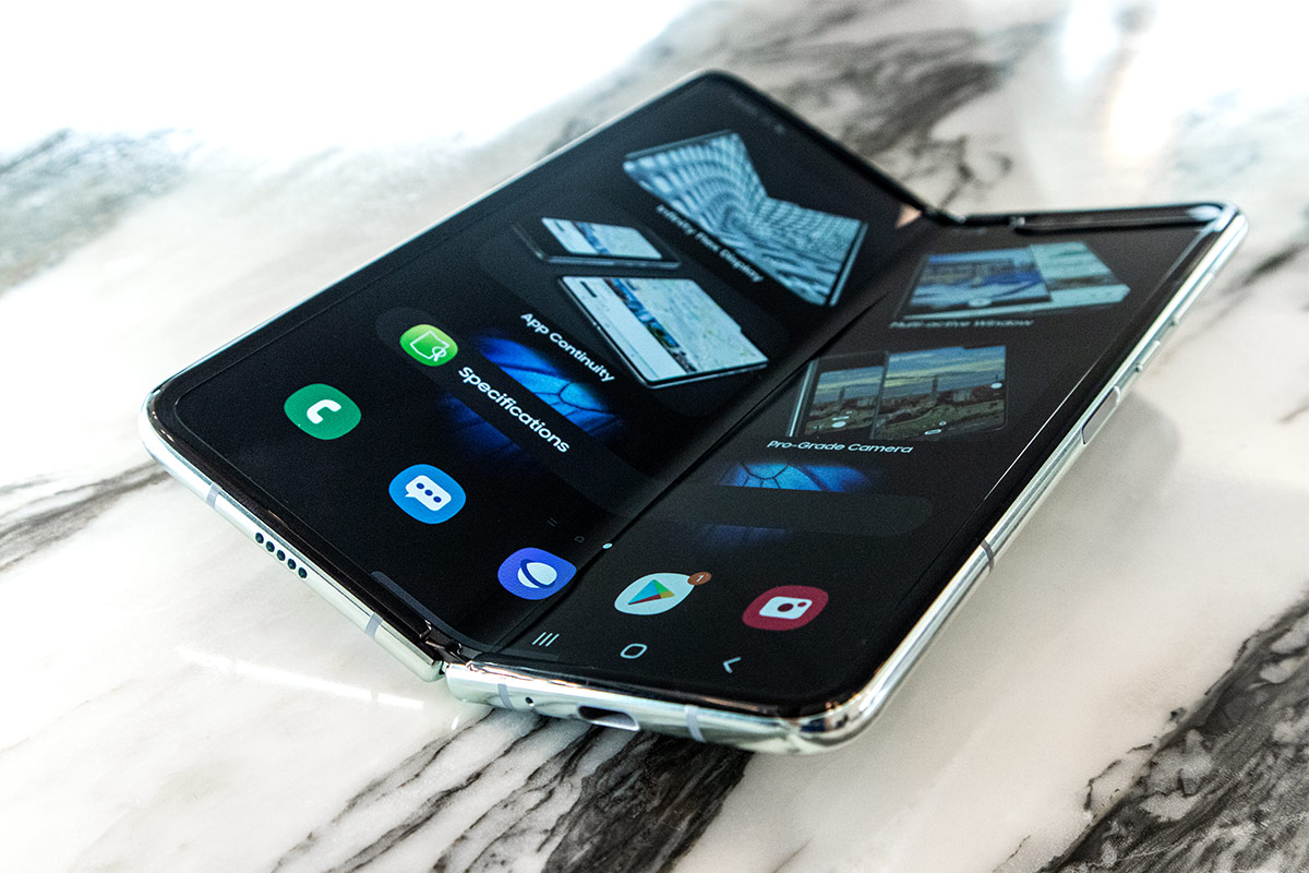 既是手機，亦是平板電腦，Samsung 摺疊式屏幕手機 Galaxy Fold 早前在外國接連發生屏幕質量問題，需重新設計並推遲推出。最新推出的改良版僅在少量國家發售，香港是其中一個，將於 11 月 22 日正式開賣，售價為 $15,998，跟機附送 Galaxy Buds 真無線耳機、碳纖維保護殼，以及 24 小時線上文字即時對話，也會有專屬諮詢熱線。