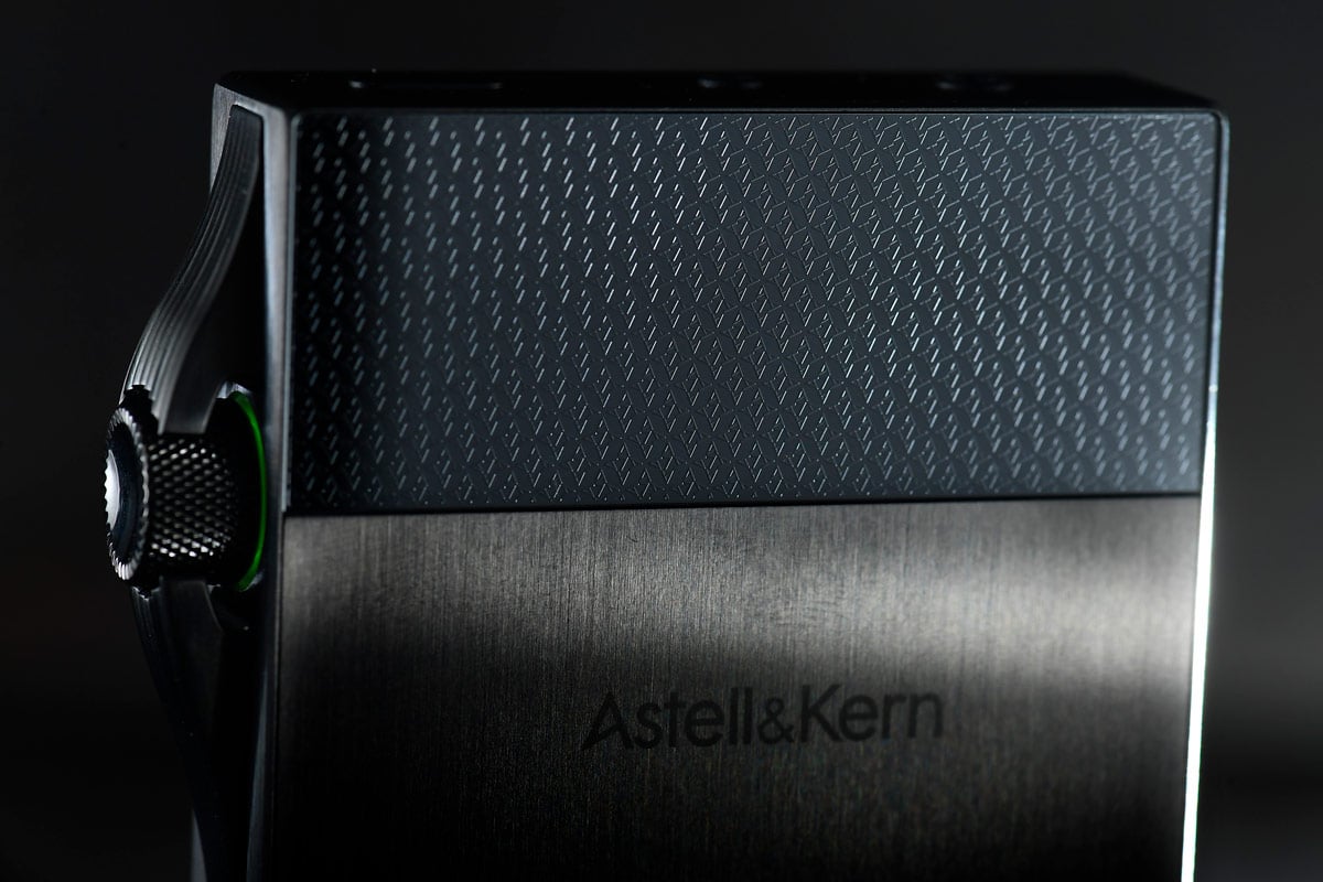 自 2012 年 Astell&Kern 推出首款產品之後，成功令 DAP 市場加速增長。不知不覺間，品牌已成立 7 年，設計團隊想出一個點子，把 Astell&Kern 的起點（First Starting）和現在（Present）結合起來，所以新推出的 SA700 以初代經典作 AK120 為設計藍本，仿效昔日的旋鈕紅圈造型，新機就在音量旋鈕上加入 LED 發光環，單是外形已很搶眼，而且規格也絕不失禮。