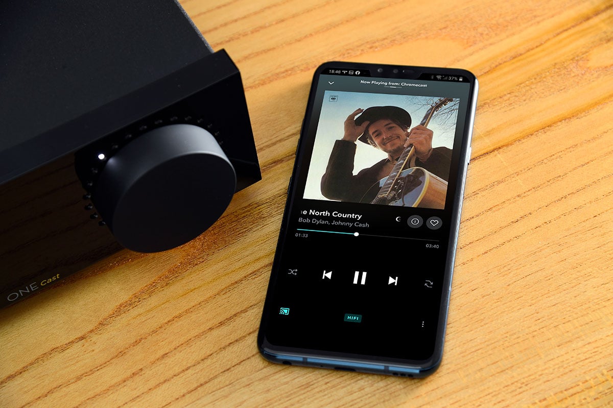 英國品牌 Cyrus 新推出的 One Cast，顧名思義是 One HD 的升級機，追加支援 Google Assistant、Amazon Alexa 及 Apple Siri 三大平台語音助理操作。One Cast 集解碼、擴音機功能於一身，兼具備無線網絡串流播放及多房間聆聽功能；而機背的端子亦相當齊全，能夠輕鬆駁通家中所有無線和有線的影音器材。