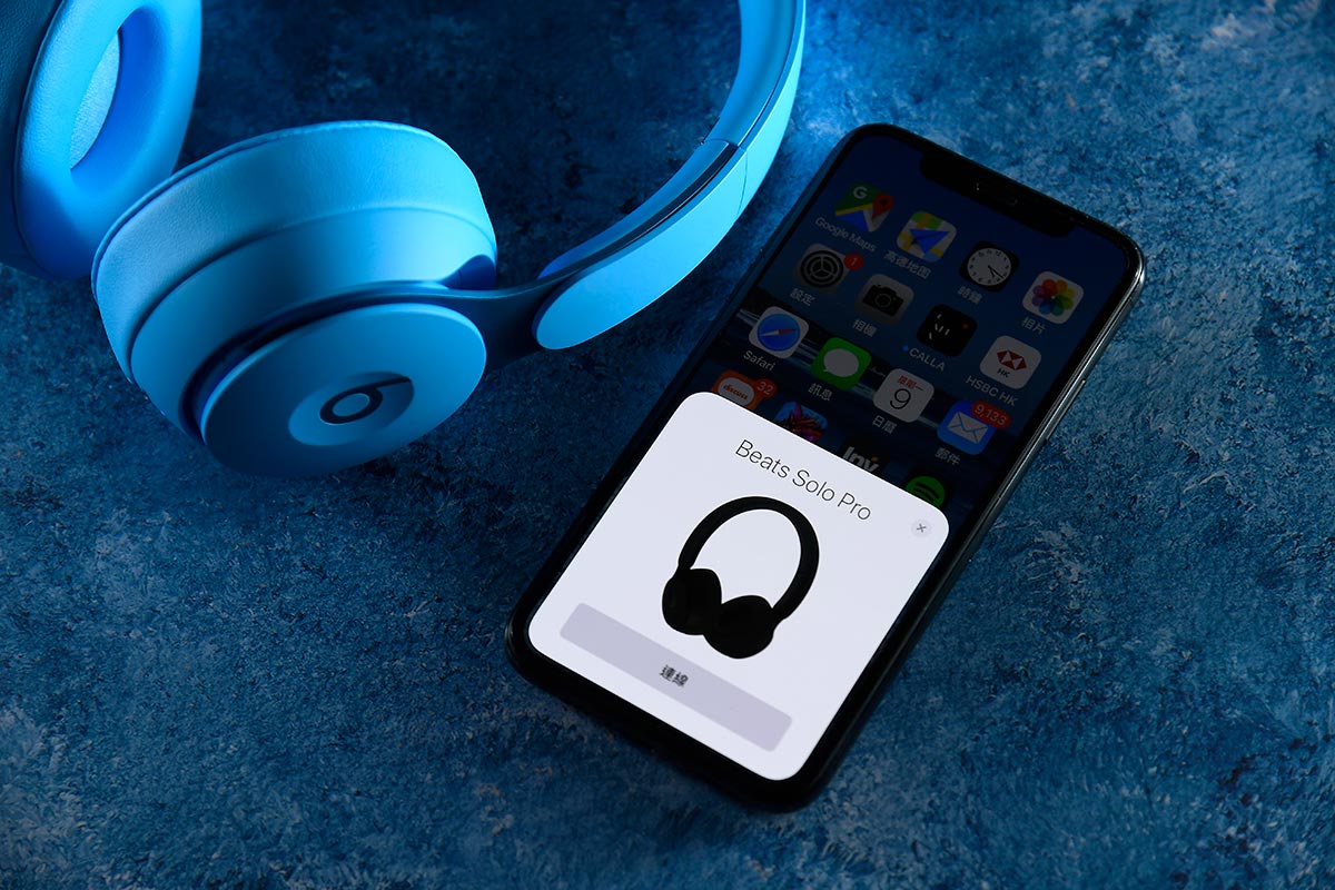 3 年前 Apple 推出 AirPods 後，真無線耳機這類產品迅速普及，今年 AirPods Pro 的誕生，就多了人留意主動式降噪耳機。降噪耳機並不是甚麼新鮮事，不過，Apple 就是 Apple，往往一件產品就可以帶動整個市場蓬勃發展。Beats by Dr. Dre（Beats）作為 Apple 的「親生仔」，新推出的 Solo Pro 與 AirPods Pro 同樣有「Pro」字樣，不難想像到，是新增了主動式降噪功能。耳機亦沿用可摺合式的設計，為了令用家更直覺式操作，廢除了開關按鍵，打開即可開機，摺合便是關機，這個設計絕對是站在用家的角度設想，非常實用。