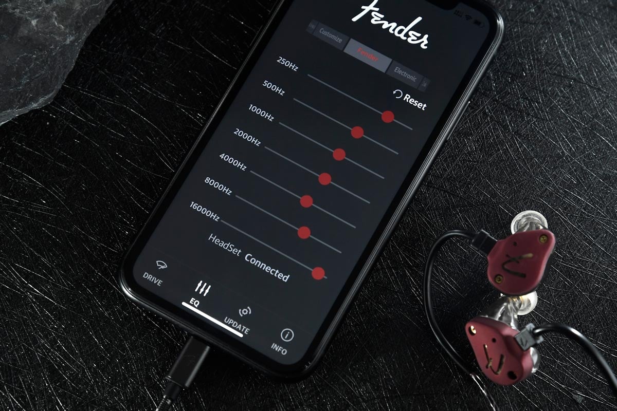 自從 iPhone 不再設有 3.5mm 耳機插口之後，藍牙耳機是最方便的替代方案。但對音質有高要求的用家，自然會選擇以有線方式連接聽歌。不過，Apple 原廠那條 Lightning 至 3.5mm 轉接線，就不了，不單止線身幼容易斷，也會令耳機變得非常衰聲。近日 Fender 推出全新產品 AE1i Audio Enhancer，是專為 iPhone 用家而設的高音質解碼耳擴，讓你可在 iPhone 上用回自己喜愛的耳機，充份發揮耳機本來的效能。