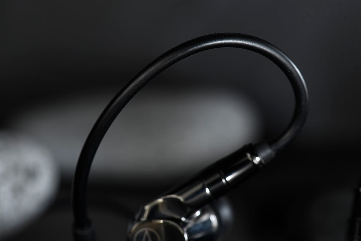 ATH-IEX1 是 Audio-Technica 首款混合式單元耳機，其設計相當特別，採用類似喇叭的同軸排列，亦是全球首款同時搭載圈鐵架構與被動式低頻增幅器的入耳式耳機。外殼用上鈦合金物料製造，加上 CNC 精密切割，相當光滑有質感。從內至外均與以往大不同，能在 ATH-IEX1 身上感受到品牌的精緻工藝和頂尖技術。
