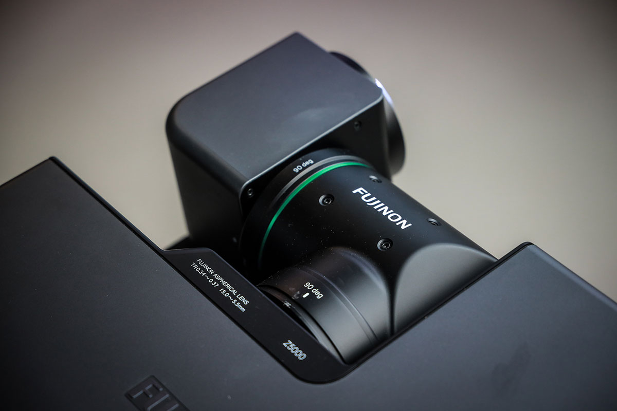 大家揀投影機，除了畫質、解像度、接駁等規格之外，一定要考慮的一點就是安裝。Fujifilm 最新推出的 FP-Z5000 就是一款具備雙軸旋轉鏡頭的全高清投影機，在 FUJINON 鏡頭技術加持之下，FP-Z5000 的投影鏡頭可以 360 度自由旋鈕，配合另一軸的 180 度旋轉以及大幅度的 Lens Shift 功能，可以應付各種不同的環境安裝使用。雖然投影機本身偏向於辦公室、博物館等商用場合，不過 1080p 的全高清解像度加上超靈活安裝，作為家用機也適合。