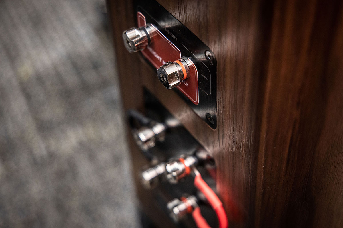 上年視聽展上見樣無開聲的 Polk Audio 最新旗艦 Legend 系列最近終於正式抵港。如果大家有印象，Polk Audio 之前的 Signature 系列，1 萬蚊有找就買到系列最高階型號 S60 座地喇叭，可以話相當抵玩。今次測試的 Legend 系列屬於頂級旗艦，為發燒 Hi-Fi 而設，究竟可唔可以延續到高性價比的「傳統」？旗艦 Hi-Fi 係咪都有「抵玩」一說？