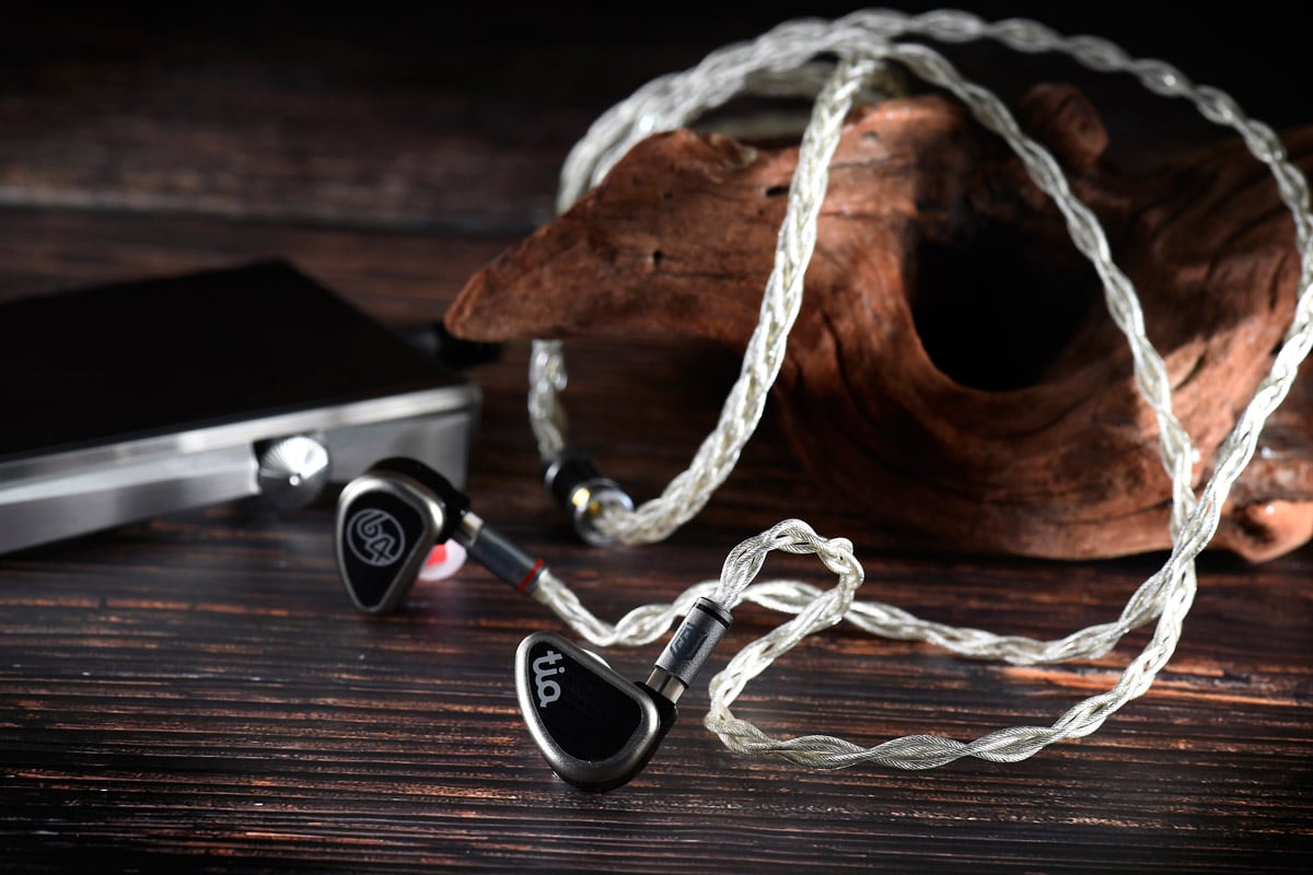 大家對 Satin Audio 可能感到陌生，是來自越南的耳機線品牌，靠著全人手工藝和高質量系列產品，在市場上迅速爆紅。近日有耳機專賣店引進來港，今次借來 Olympus 系列的 Athena 耳機升級線，整合了純銀和鍍鈀兩種金屬，能令重播系統有更好的發揮。