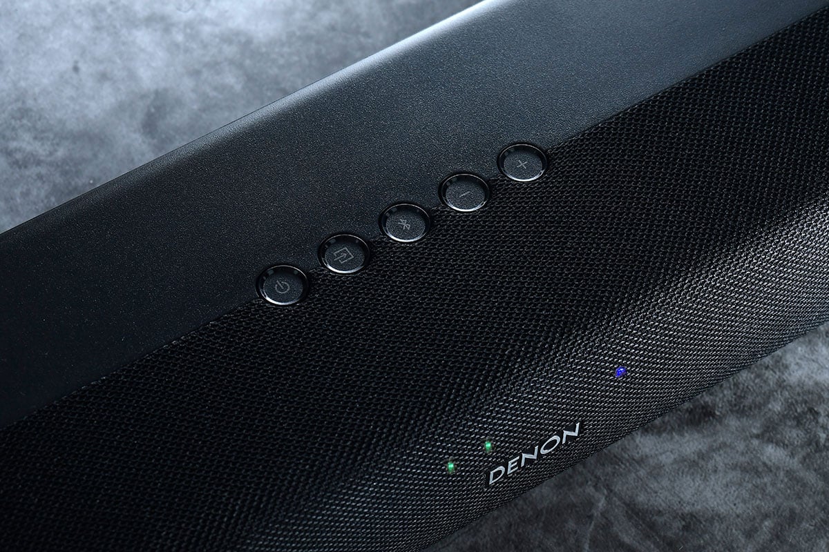 市面上的 Soundbar 好多時都會外置超低音，雖然低音效果好一點，不過用家就要煩惱擺位。一體式 Soundbar 雖然簡單方便，不過通常低頻效果一般。有無兩全其美？Denon 新推出的 DHT-S216 可說是為兼顧兩者而設，內置雙低音單元，支援 DTS Virtual:X 可以為電視簡單升級 3D 聲效。加上 ARC、4K/60P、藍牙等功能，雖然係一體式設計不過功能和規格都相當全面。