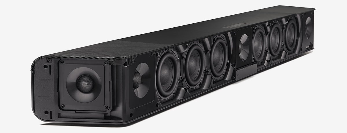 Sennheiser 出 Soundbar？無錯！耳機名廠 Sennheiser 近年來都在傾力研發「AMBEO」技術，目的就是為用家帶來「沉浸式」（immersive）的音效體驗。而講到沉浸式、身歷其境的音效，相信大家都不會陌生，正正就是近年好熱門的 Dolby Atmos 技術。所以 Sennheiser 推出 AMBEO Soundbar 也可說是順理成章，而且這款並不是普通 Dolby Atmos Soundbar，某程度上更加超越了 Dolby Atmos 和 DTS:X 的 3D 環繞聲效果。