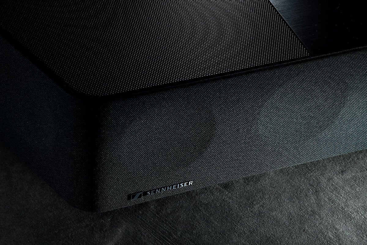 Sennheiser 出 Soundbar？無錯！耳機名廠 Sennheiser 近年來都在傾力研發「AMBEO」技術，目的就是為用家帶來「沉浸式」（immersive）的音效體驗。而講到沉浸式、身歷其境的音效，相信大家都不會陌生，正正就是近年好熱門的 Dolby Atmos 技術。所以 Sennheiser 推出 AMBEO Soundbar 也可說是順理成章，而且這款並不是普通 Dolby Atmos Soundbar，某程度上更加超越了 Dolby Atmos 和 DTS:X 的 3D 環繞聲效果。