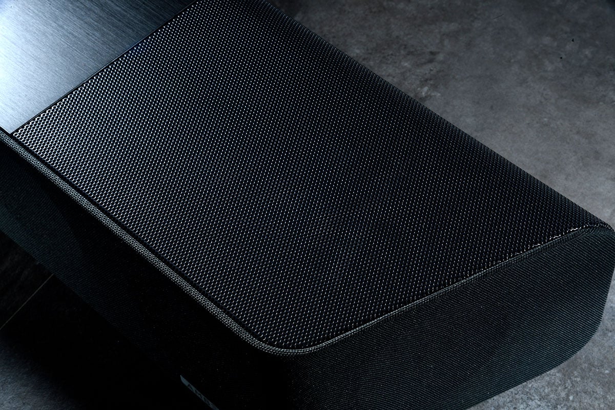 Sennheiser 出 Soundbar？無錯！耳機名廠 Sennheiser 近年來都在傾力研發「AMBEO」技術，目的就是為用家帶來「沉浸式」（immersive）的音效體驗。而講到沉浸式、身歷其境的音效，相信大家都不會陌生，正正就是近年好熱門的 Dolby Atmos 技術。所以 Sennheiser 推出 AMBEO Soundbar 也可說是順理成章，而且這款並不是普通 Dolby Atmos Soundbar，某程度上更加超越了 Dolby Atmos 和 DTS:X 的 3D 環繞聲效果。