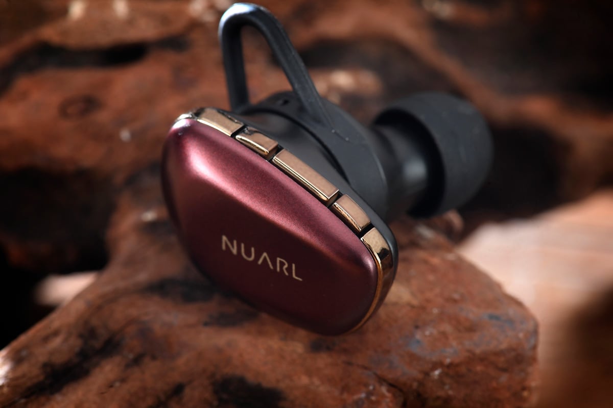 日系品牌 Nuarl 推出過多款真無線耳機，在市場的反應也不錯。隨著真無線技術愈見成熟，廠方推出全新旗艦系列，分別有 N6 和 N6 Pro 兩款型號，音質表現是一個亮點，先賣個關子。雖然兩者在價錢上有少許不同，但普通版和專業版的功能規格基本相若，只是單元用料上有所不同，音色取向當然也不一樣，可以話各有特色，能夠滿足不同用家的需要。