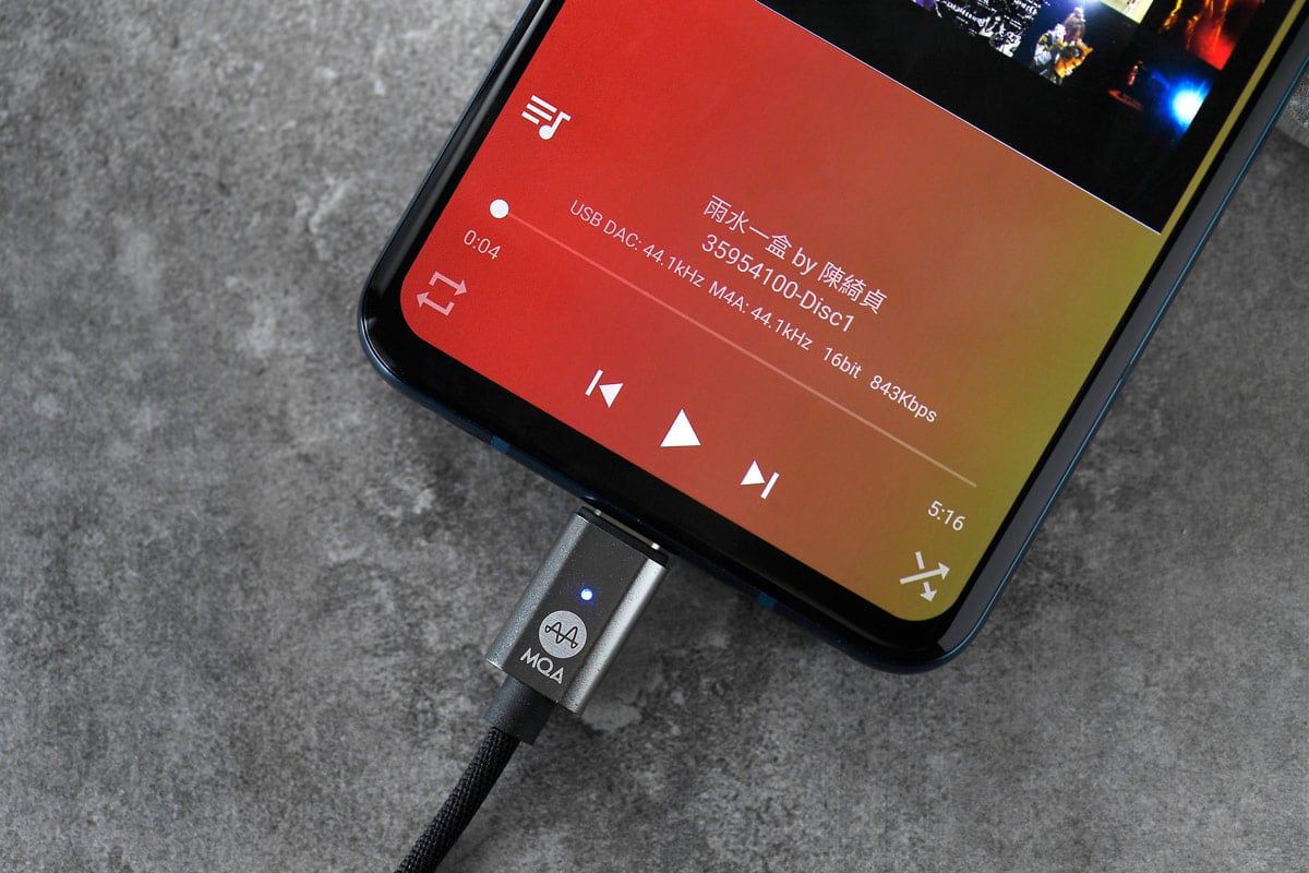 早前評測過 Fender AE1i Audio Enhancer 轉接線，是專為 iPhone 用家而設的高音質解碼耳擴。可惜未有 USB-C 版本，Android 手機用家無福消受，因此該代理 Soundwave 特意引入 Zorloo 的 Ztella 轉接線，一端是 USB Type-C，另一端是 3.5mm 耳機輸出，內置了 ESS Sabre 解碼晶片，亦備有耳擴能力，絕對是解放 Android 最佳音質的利器。