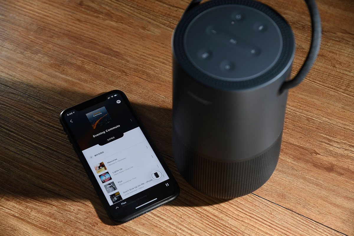 近年好多數碼、影音器材的命名都有少少「Apple 化」，好似今次測試的 Bose 全新「便攜式智能揚聲器」個型號就叫做「Bose Portable Home Speaker」，單睇名幾令人混淆。不過睇到喇叭個樣相信大家都唔會陌生，雖然同之前推出的 Home Speaker 500、300 同樣屬於 Bose 智能揚聲器系列，不過外形就同之前幾受歡迎的藍牙喇叭 Revolve、Revolve+ 如出一轍，同樣為便攜式 360 度發聲，不過就加入了 Wi-Fi 串流功能、支援 AirPlay 2、Spotify Connect 等等，功能更強。