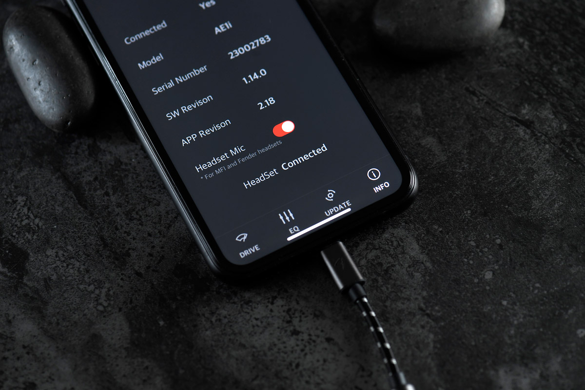 由於真無線耳機的體積細細，收音咪很難設計得好，不時在街上會見到有人一邊聽、拎起另一邊在嘴邊進行對話。因此線控耳機依然感覺比較實際，更重要是，聲音質素相對會較好一點。最近，Fender 為一眾 iPhone 用家提供一個不錯的方案，將 PureSonic Wired 線控耳機配搭 AE1i Audio Enhancer 轉接線推出優惠組合，同時具備更好的音質和更清晰的通話品質。