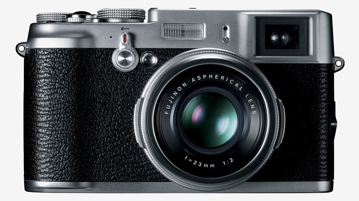 Fujifilm X100 係文迪其中一部最想買，最後沒有買成的相機。復古的外形、懷舊的操控、出色的畫質、方便的數碼成像，當然最重要係 Fujifilm 迷人的仿菲林色彩，X100 系列可算是最終極的「文青相機」之一，要樣要樣，要靚相有靚相。最新第 5 代的 X100V 今年剛剛推出，今次就同大家比較一下由初代 X100 到之後的 X100S、X100T、X100F 以及 X100V 的設計、規格和功能變化，究竟哪一部值得買？