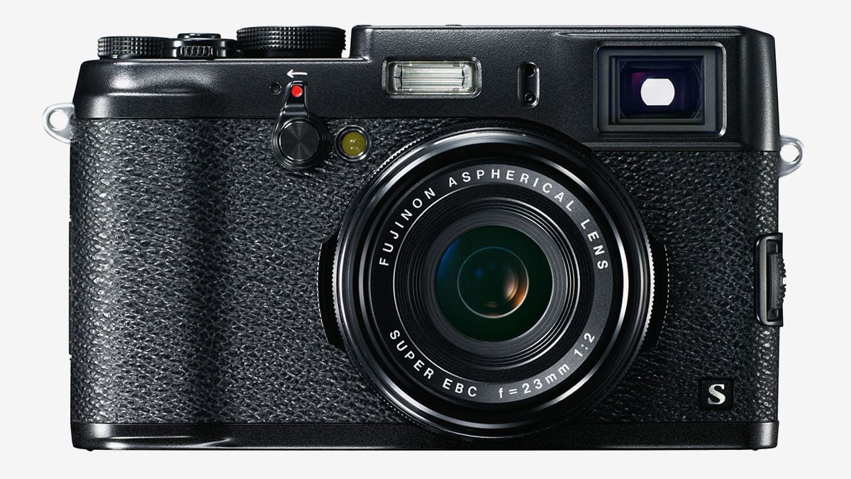Fujifilm X100 係文迪其中一部最想買，最後沒有買成的相機。復古的外形、懷舊的操控、出色的畫質、方便的數碼成像，當然最重要係 Fujifilm 迷人的仿菲林色彩，X100 系列可算是最終極的「文青相機」之一，要樣要樣，要靚相有靚相。最新第 5 代的 X100V 今年剛剛推出，今次就同大家比較一下由初代 X100 到之後的 X100S、X100T、X100F 以及 X100V 的設計、規格和功能變化，究竟哪一部值得買？
