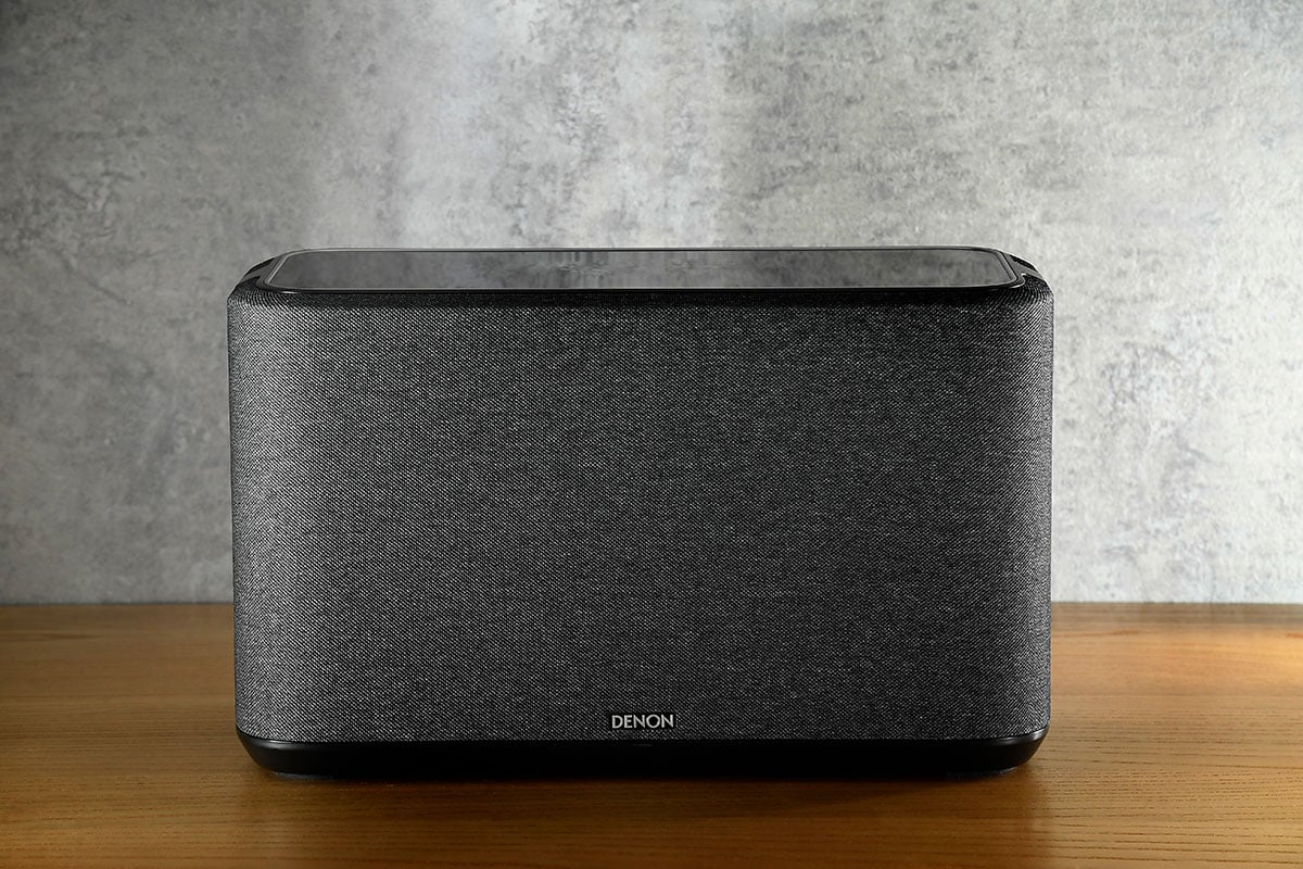 Denon 推出的 HEOS 串流系統可算是功能最豐富、發展最成熟的網絡音樂系統之一，除了支援 AirPlay 2、TIDAL、Spotify 等熱門平台之外，最特別是「影音通殺」，將兩組喇叭配置成立體聲或者分開成 multi-room 喇叭，以至作為環繞聲的後置喇叭都一樣可以。新推出的 Denon Home 系列就有 350、250 和 150 的大、中、細型號，今次會測試一下 350 和 150 兩款新型號的音效表現，也會順便講解一下 HEOS 究竟實際有甚麼功能。