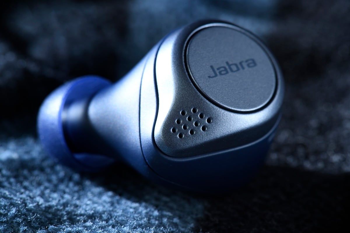 丹麥耳機品牌 Jabra 推出新一代真無線運動耳機 Elite Active 75t，相比起上一代，唔只外形更輕巧，續航力也更持久，最重要是音質提升遠超預期。在各方面也有明顯升級，就連細微之處都能找到進步，絕對是有誠意的升級之作。