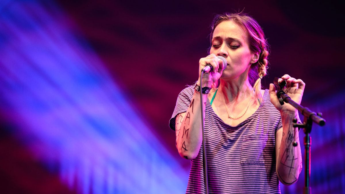 Fiona Apple 睽違 8 年的新專輯《Fetch the Bolt Cutters》上星期五發行，美國當地的傳媒一致讚好，其中著名音樂網站 Pitchfork 還罕見地打了一個 10 分滿分，是自 10 年前 Kanye West《My Beautiful Dark Twisted Fantasy》以來的首次。