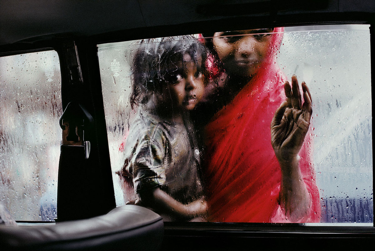 The best pictures are ones that tell a story, that take us on a journey.
現年 70 歲的美國攝影師 Steve McCurry 擅於利用照片說故事，其一標誌就是色彩豐富的異國情調影像，不論是印度兒童、古巴街頭，還是世界各地的少數民族，在他的鏡頭下都是精彩動人的瞬間。熱愛不同文化的他，走過烽煙大地，也走進偏遠地區，以一幅幅動人影像訴說故事。