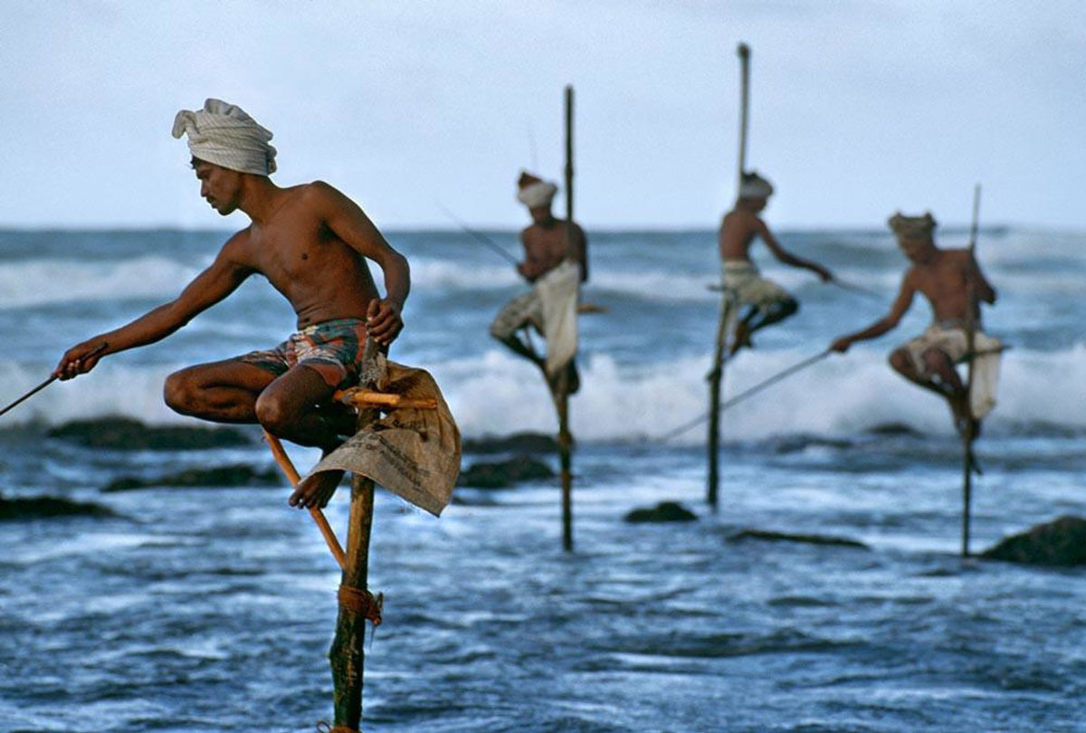 The best pictures are ones that tell a story, that take us on a journey.
現年 70 歲的美國攝影師 Steve McCurry 擅於利用照片說故事，其一標誌就是色彩豐富的異國情調影像，不論是印度兒童、古巴街頭，還是世界各地的少數民族，在他的鏡頭下都是精彩動人的瞬間。熱愛不同文化的他，走過烽煙大地，也走進偏遠地區，以一幅幅動人影像訴說故事。