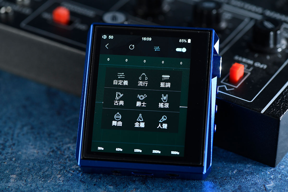 Hidizs 之前推出的 AP80 迷你 DAP 相當受歡迎，小巧的機身除了聽歌方便之外，與手機一起拎出街也不是負擔。今次新推出的 AP80 Pro 除了硬件和規格加強之外，更加引入了 2.5mm 平衡輸出，讓耳機的配搭選擇更靈活，而且也更好聲。配合自家的 MSEB 調聲技術，可以很方便地因應耳機手動調節音色。