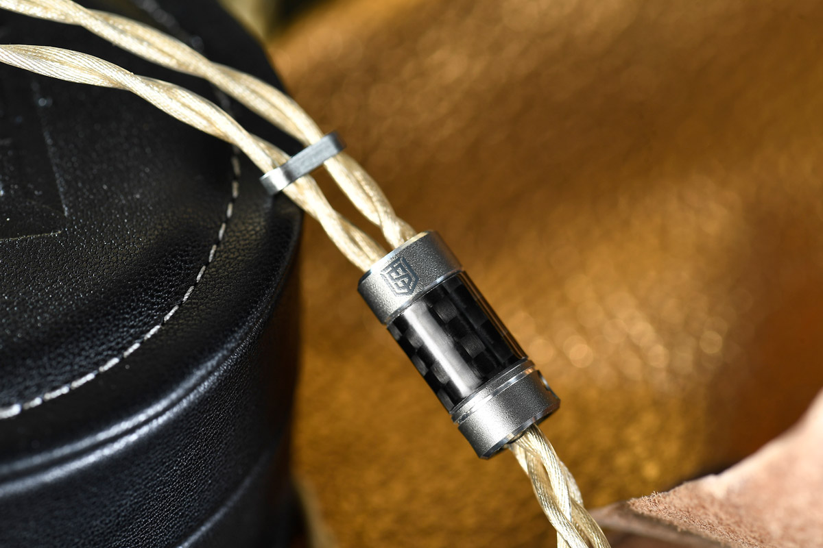 數個月前已評測過越南品牌 Satin Audio 的 Olympus 系列 Athena 耳機升級線，今次輪到該系列的旗艦型號，名為 Zeus，是由銀鍍金（Gold Plated Silver）、銀鍍鈀（Palladium Plated Silver）及金銀線（Silver-Gold Alloy）3 種合金線混編排列而成，不同的金屬物料都各具音色特性。這條升級線走自然、舒服的聽感路線，容易令人一試就愛上的聲音。