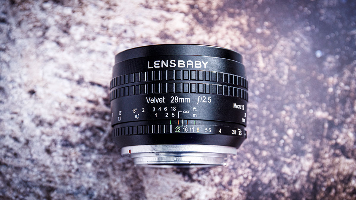 VELVET 28 是 Lensbaby 最新推出的 VELVET 夢幻柔焦系列鏡頭的新成員，之前的 56mm f/1.6 以及 85mm f/1.8 都是中長焦，偏向為人像拍攝而設，今次的 28mm f/2.5 則是標準廣角鏡，影景、影人、街拍都適合。不過可能不少朋友以為柔焦鏡頭只能柔化畫面，VELVET 28 的柔焦效果其實可以調校，配合光圈調節，令到鏡頭可以適用不同場景。