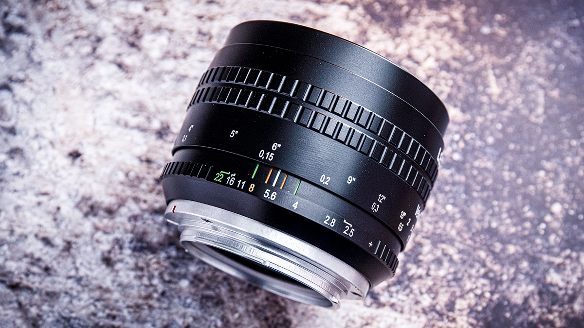 VELVET 28 是 Lensbaby 最新推出的 VELVET 夢幻柔焦系列鏡頭的新成員，之前的 56mm f/1.6 以及 85mm f/1.8 都是中長焦，偏向為人像拍攝而設，今次的 28mm f/2.5 則是標準廣角鏡，影景、影人、街拍都適合。不過可能不少朋友以為柔焦鏡頭只能柔化畫面，VELVET 28 的柔焦效果其實可以調校，配合光圈調節，令到鏡頭可以適用不同場景。