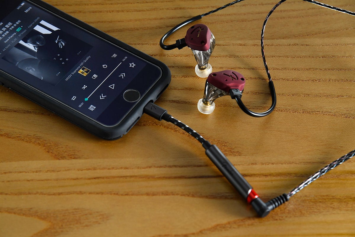 MOOV 早前推出了 24bit 的 Hi-Res 音樂串流服務，雖然暫時只有 CSL 5G 用戶先可以加錢使用，不過預計 7 月起就可以開放給公眾申請。由於現時 Hi-Res 音樂串流只支援手機 App，不過直接用手機駁耳機聽實在好難享受到 24bit 的音質提升。今次就同大家分享一下 3 種不同玩法，解放 MOOV 的 24bit 高音質聽靚聲。