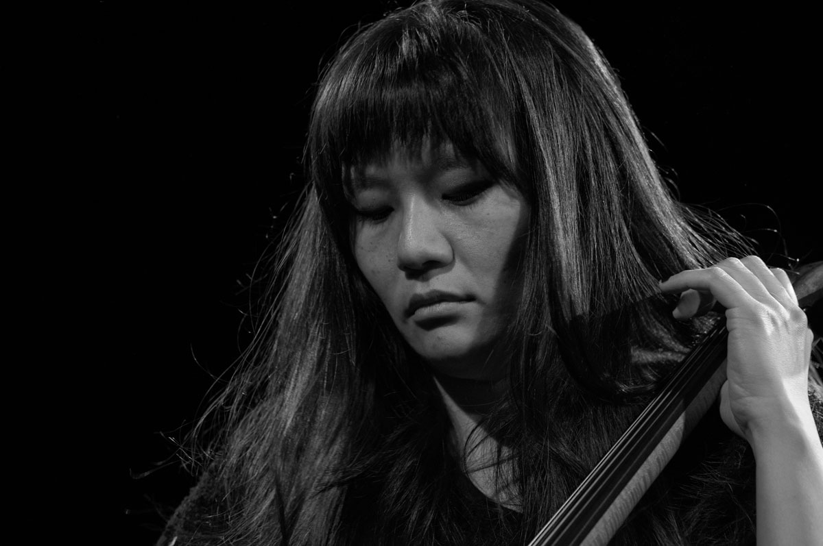 提起韓國大提琴手 Okkyung Lee，一般樂迷會視她的創作為實驗音樂（experimental）、前衛音樂（avant-garde），她在官方個人網站亦自稱 noise maker（噪音製造者），而不是甚麼古典樂手。這當然沒有錯，儘管此時此刻還要討論怎麼分類可能已有點無謂，但 Okkyung Lee 的作品從來不算平易近人，則是肯定的，更適合在藝術館「展示」，多於在音樂會「娛人」。